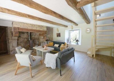 Salon et cheminée gîte Morbihan