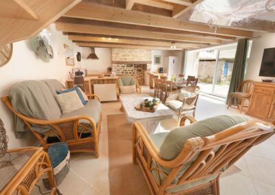 Salon vue cheminée gîte Etel